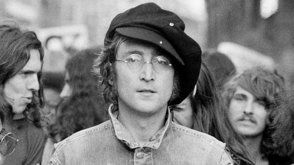 PHOTO: John Lennon attends an unspecified rally in Hyde Park, London, England, 1975.