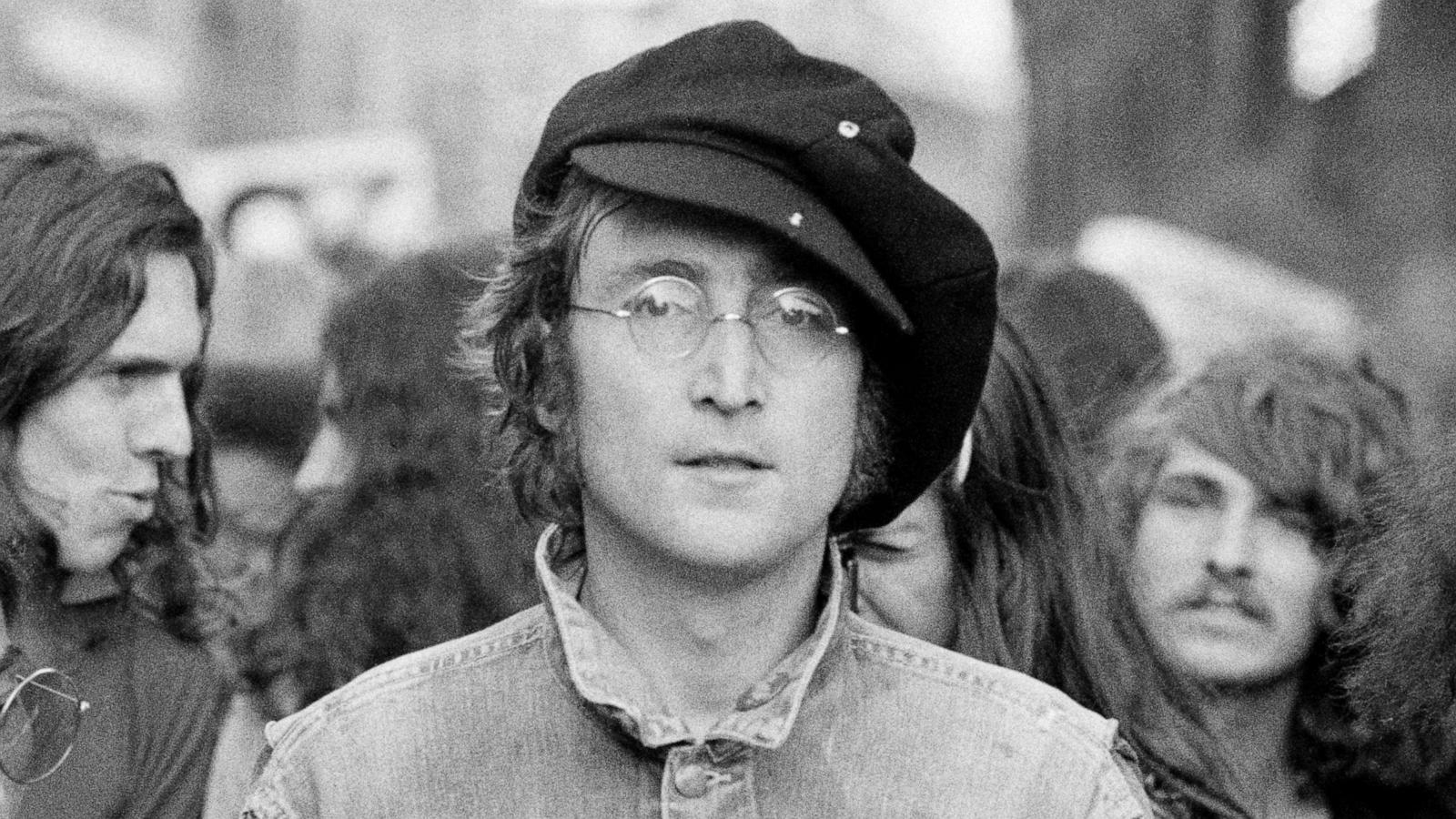 PHOTO: John Lennon attends an unspecified rally in Hyde Park, London, England, 1975.