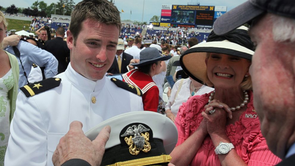  PHOTO: Jack McCain montre sa casquette à ses parents, le sénateur John McCain et Cindy McCain, lors de sa cérémonie de début à l'Académie navale américaine à Annapolis, dans le Maryland., le 22 mai 2009.