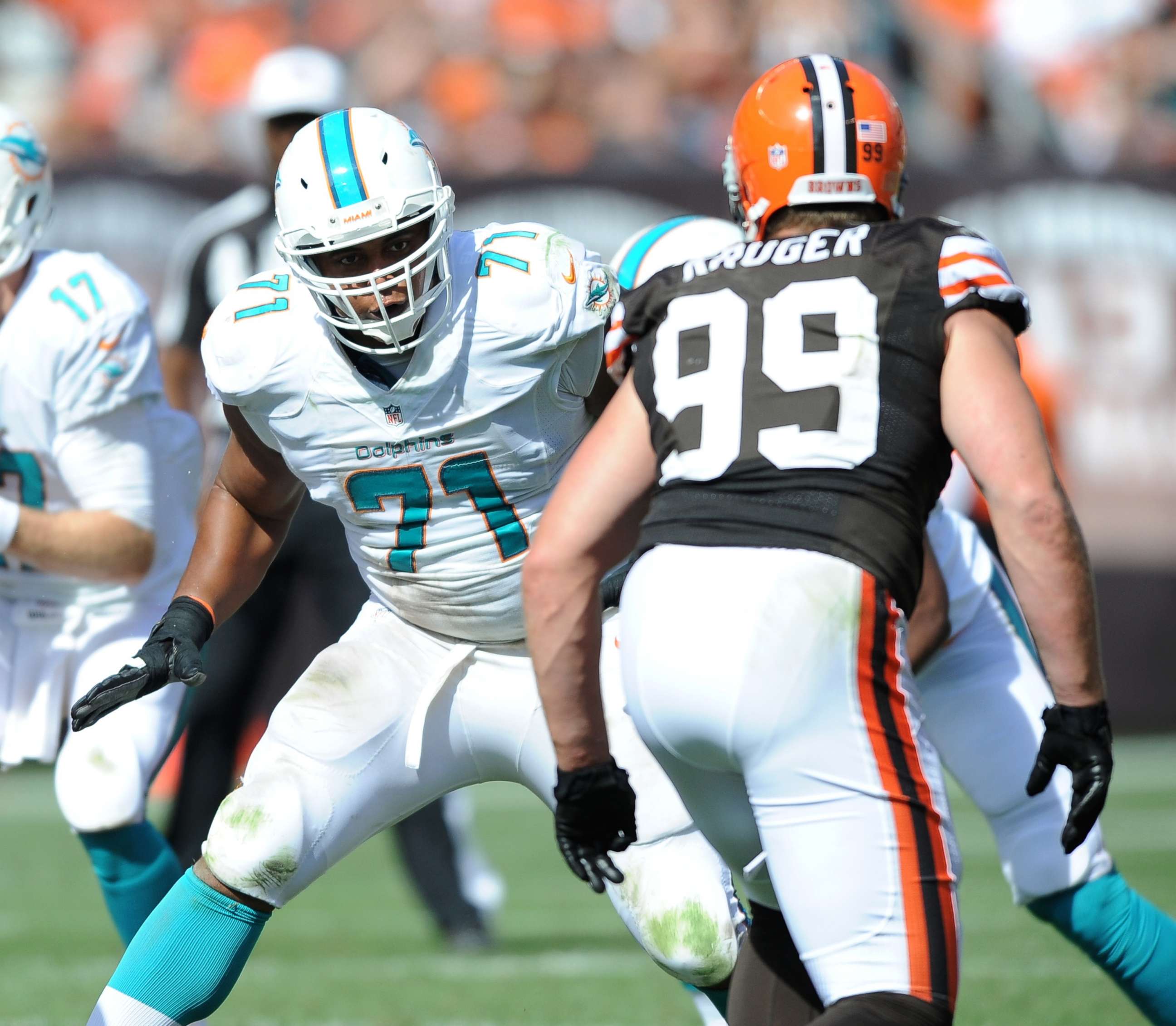 PHOTO: Offensive linemen Jonathan Martin #71 of the Miami Dolphins prepares to block linebacker Paul Kruger #99 of the Cleveland Browns.