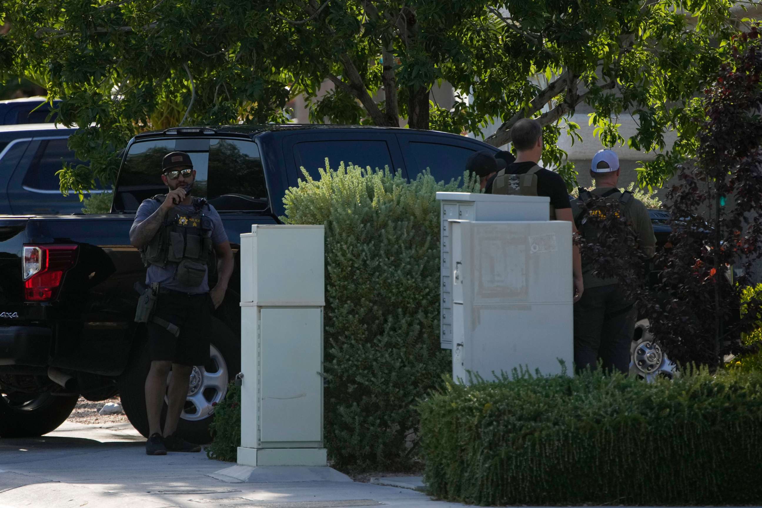 PHOTO: Police take positions around the house of Clark County Public Administrator Robert Telles, Wednesday, Sept. 7. Authorities served search warrants at Telles' home earlier in connection with the fatal stabbing of investigative reporter Jeff German.