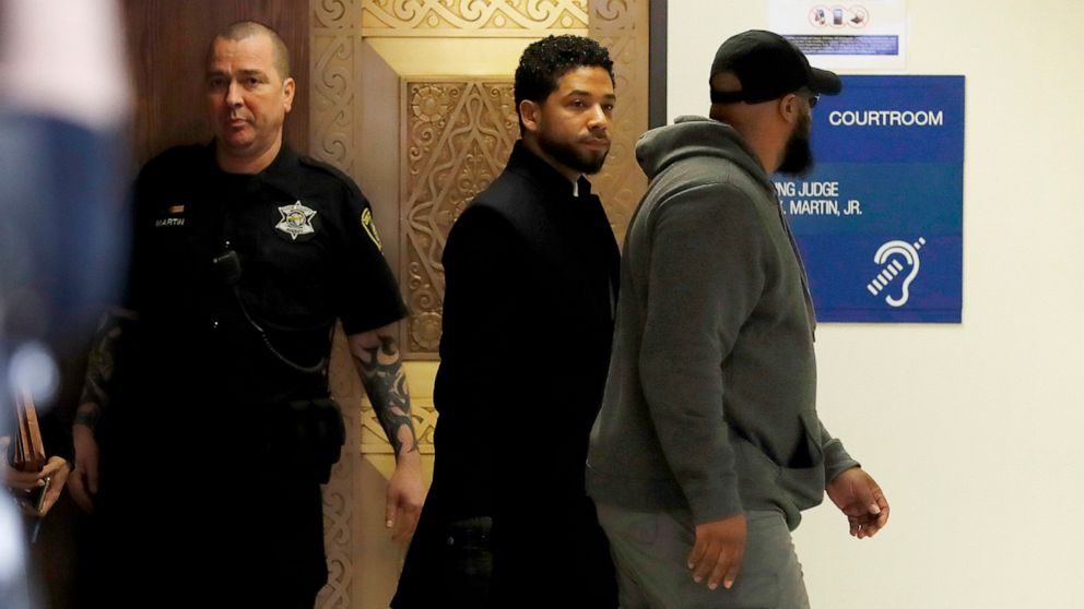 PHOTO: Actor Jussie Smollett exits courtroom 101 into the hallway at the Leighton Criminal Court Building following an emergency hearing over his disorderly conduct charges on March 26, 2019.