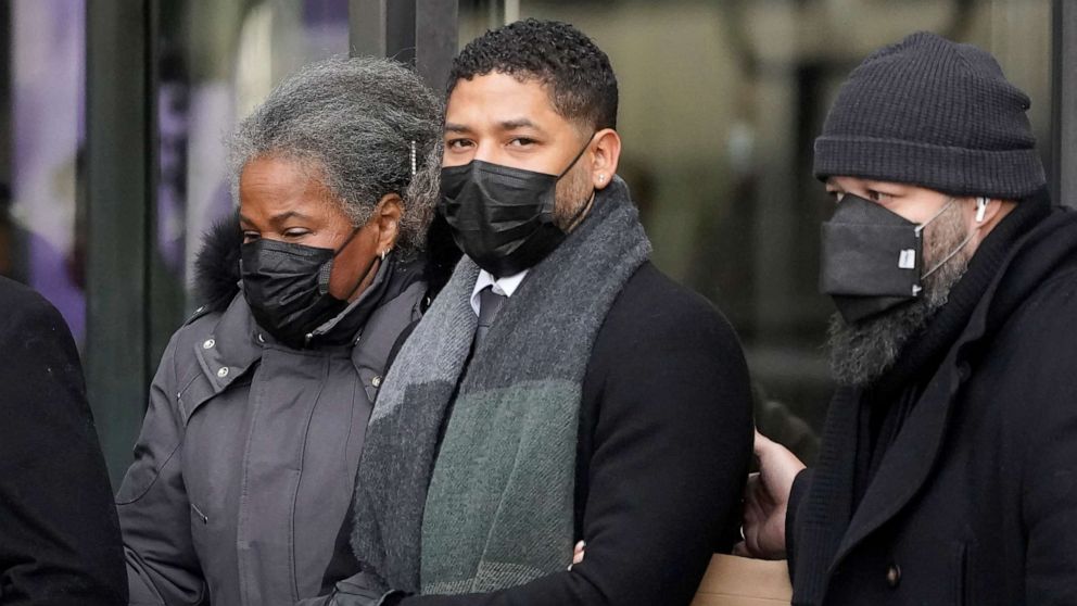 PHOTO: Actor Jussie Smollett departs the courtyard after day six of his trial in Chicago, Dec. 7, 2021.