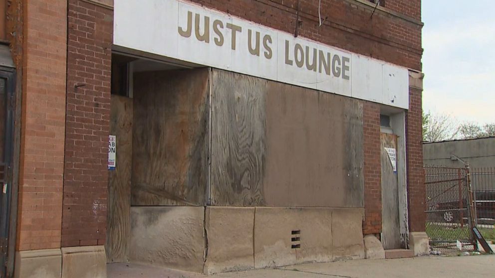 PHOTO: Boarded up lounge in Chicago's Auburn Gresham neighborhood.