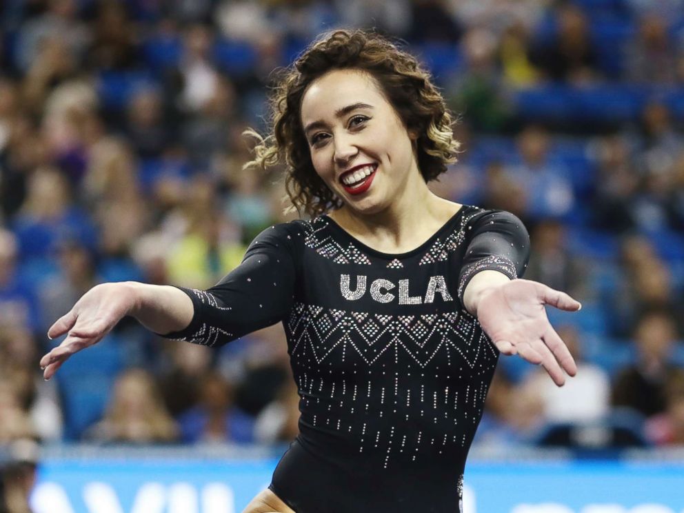 FOTO: Katelyn Ohashi durante un partido de gimnasia universitaria de la NCAA, el viernes 4 de enero de 2019, en Los Ángeles.