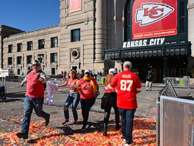 <div></noscript>Timeline: How the Kansas City mass shooting at the Chiefs' Super Bowl parade unfolded</div>