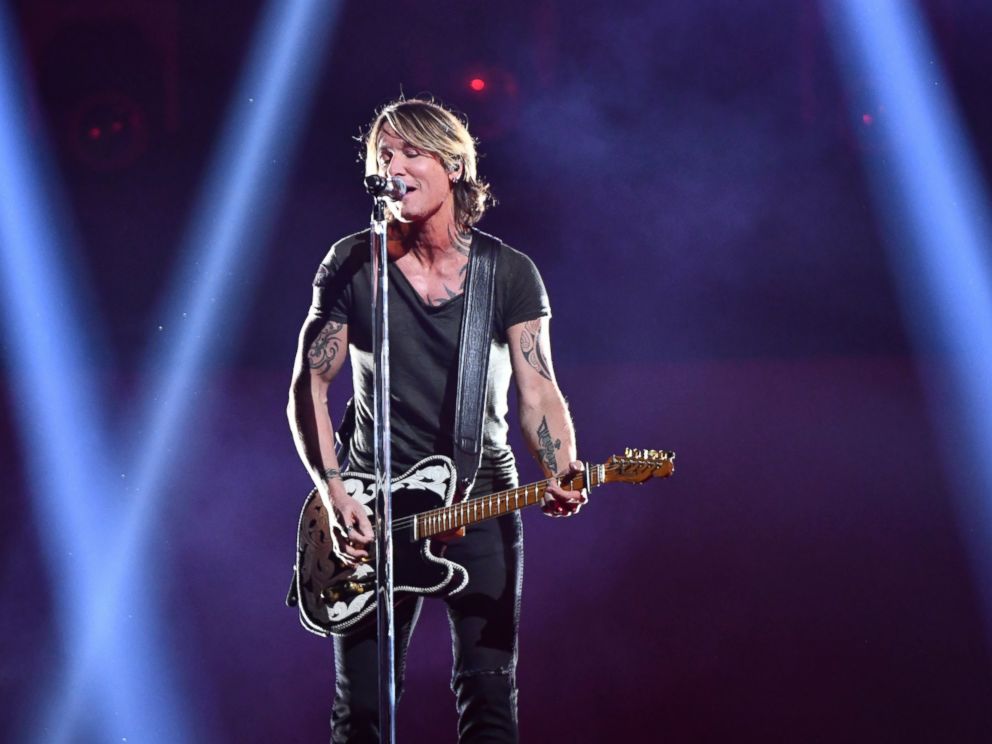 Keith Urban takes top honor, Carrie Underwood big winner at CMA Awards