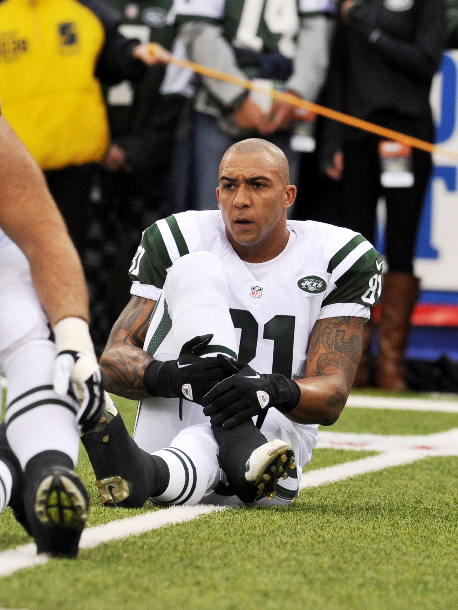 PHOTO: Tight end Kellen Winslow of the New York Jets stretches during warm-ups prior to a game against the Buffalo Bills at Ralph Wilson Stadium in Orchard Park, New York, Nov. 17, 2013.