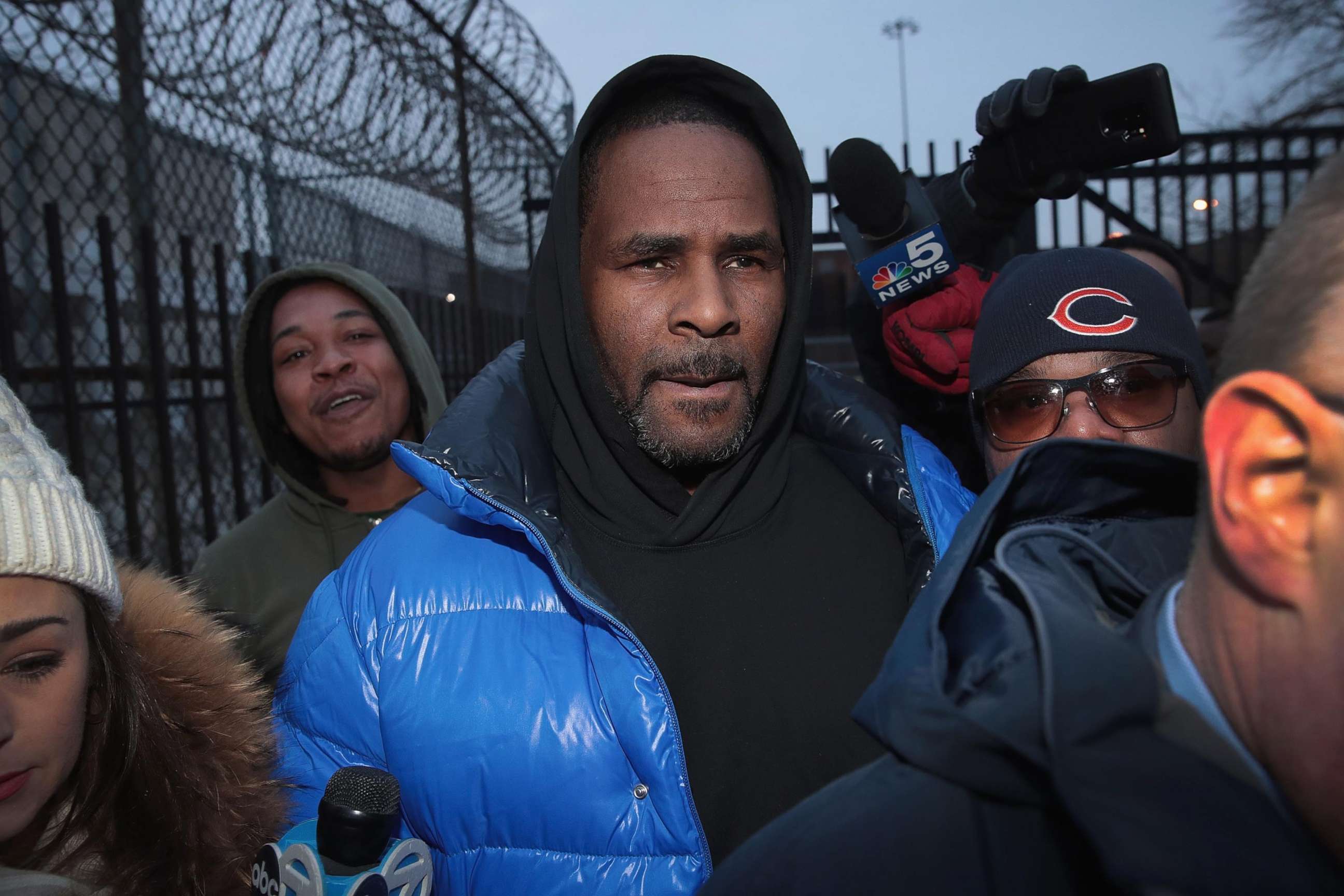 PHOTO: R. Kelly leaves the Cook County jail after posting bond, Feb. 25, 2019, in Chicago.