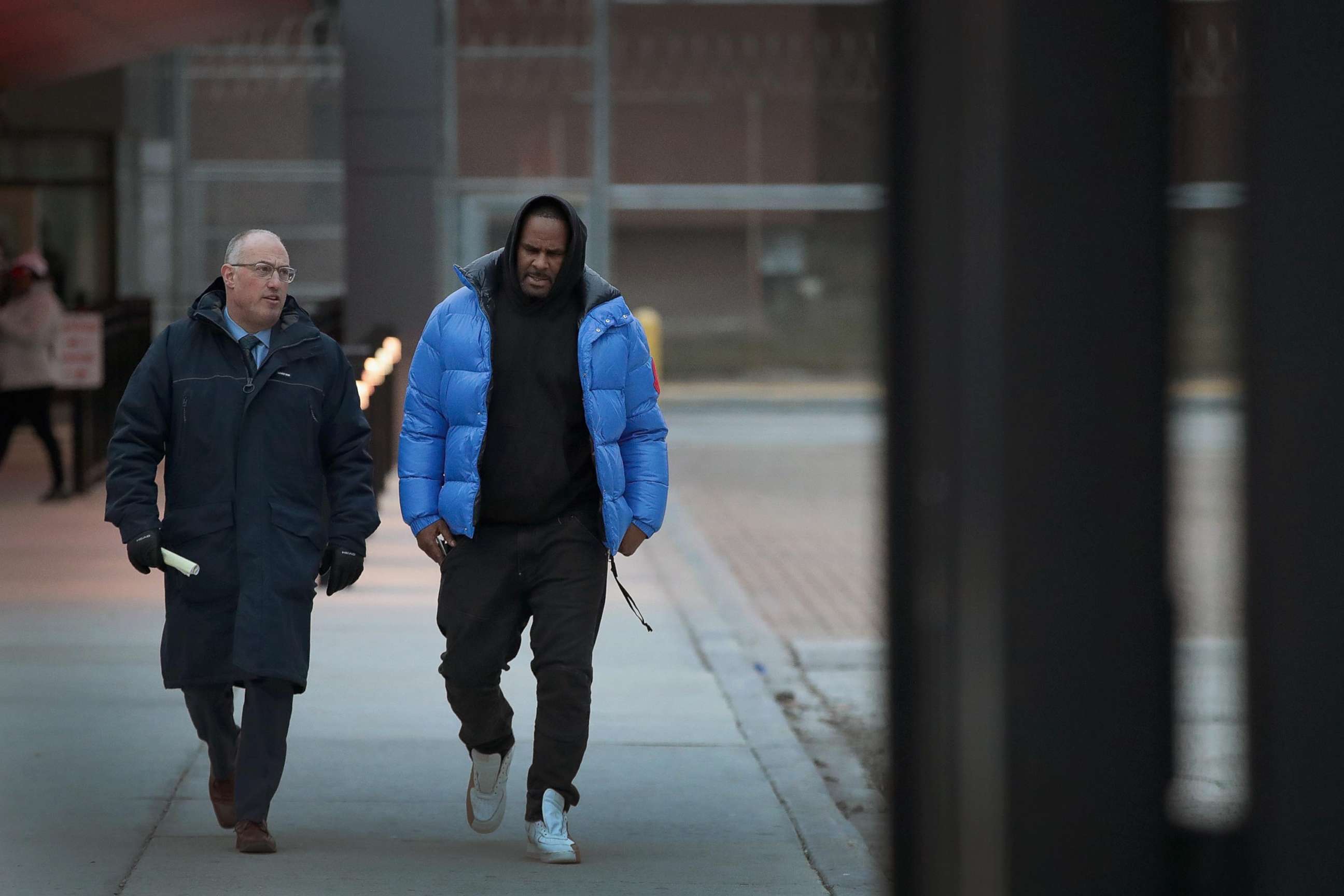 PHOTO: R. Kelly (R) and his attorney Steve Greenberg leave Cook County jail after Kelly posted bond, Feb. 25, 2019, in Chicago.