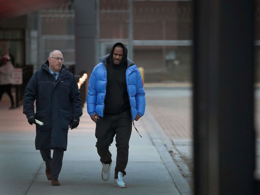 PHOTO: R. Kelly (R) and his attorney Steve Greenberg leave Cook County jail after Kelly posted bond, Feb. 25, 2019, in Chicago.