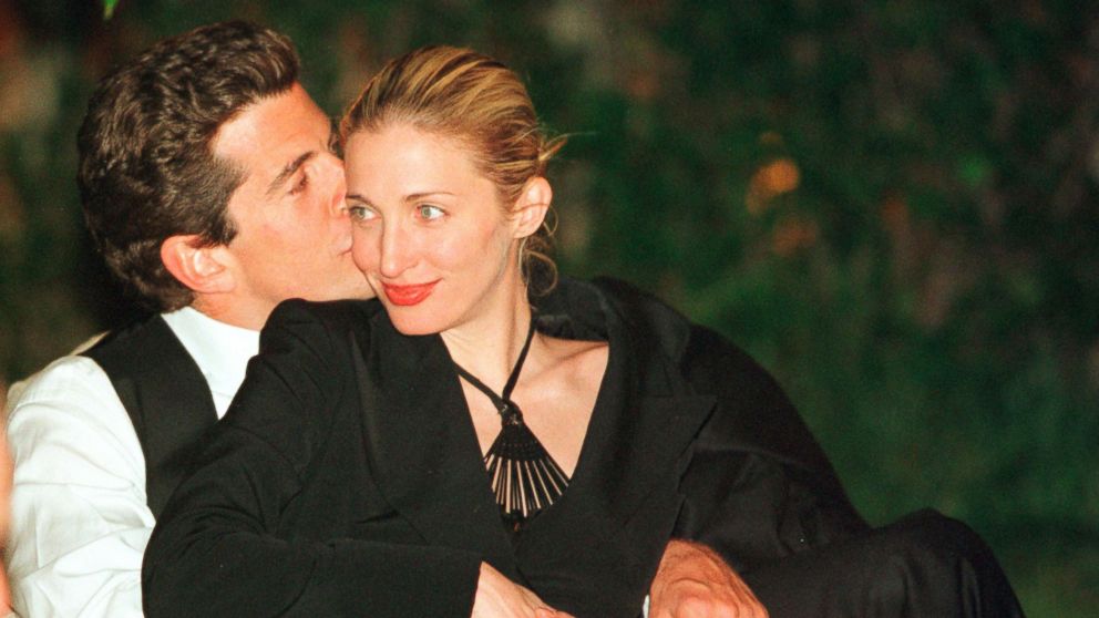 PHOTO: John F. Kennedy, Jr.gives his wife Carolyn a kiss on the cheek during the annual White House Correspondents dinner, May 1, 1999, in Washington, D.C.