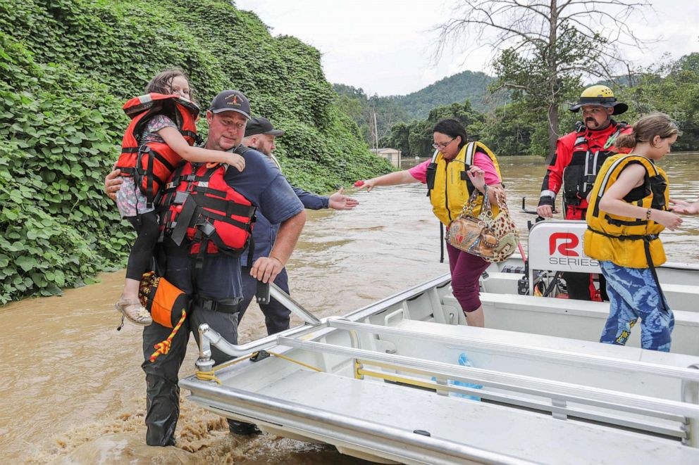 16 killed in Kentucky flooding, death toll expected to 'get a lot high Kentucky-floods4-02-gty-iwb-220729_1659098519833_hpEmbed_3x2_992