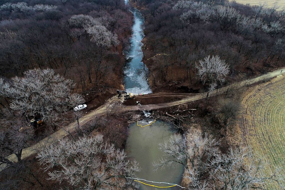 FOTO: FILE - Dalam foto yang diambil oleh drone ini, pembersihan berlanjut di area di mana pipa Keystone yang pecah membuang minyak ke sungai di Washington County, Kan., pada 9 Desember 2022.
