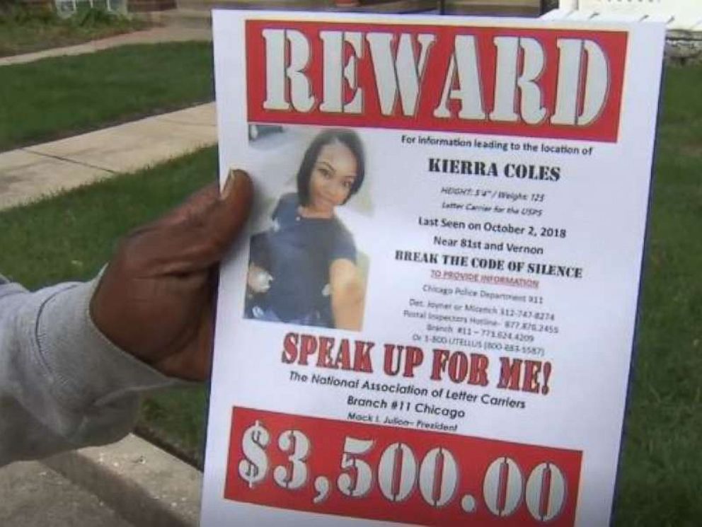 PHOTO: Kierra Coles' father distributes leaflets hoping to find his missing daughter in Chicago. It has not been seen since Tuesday, October 2, 2018.