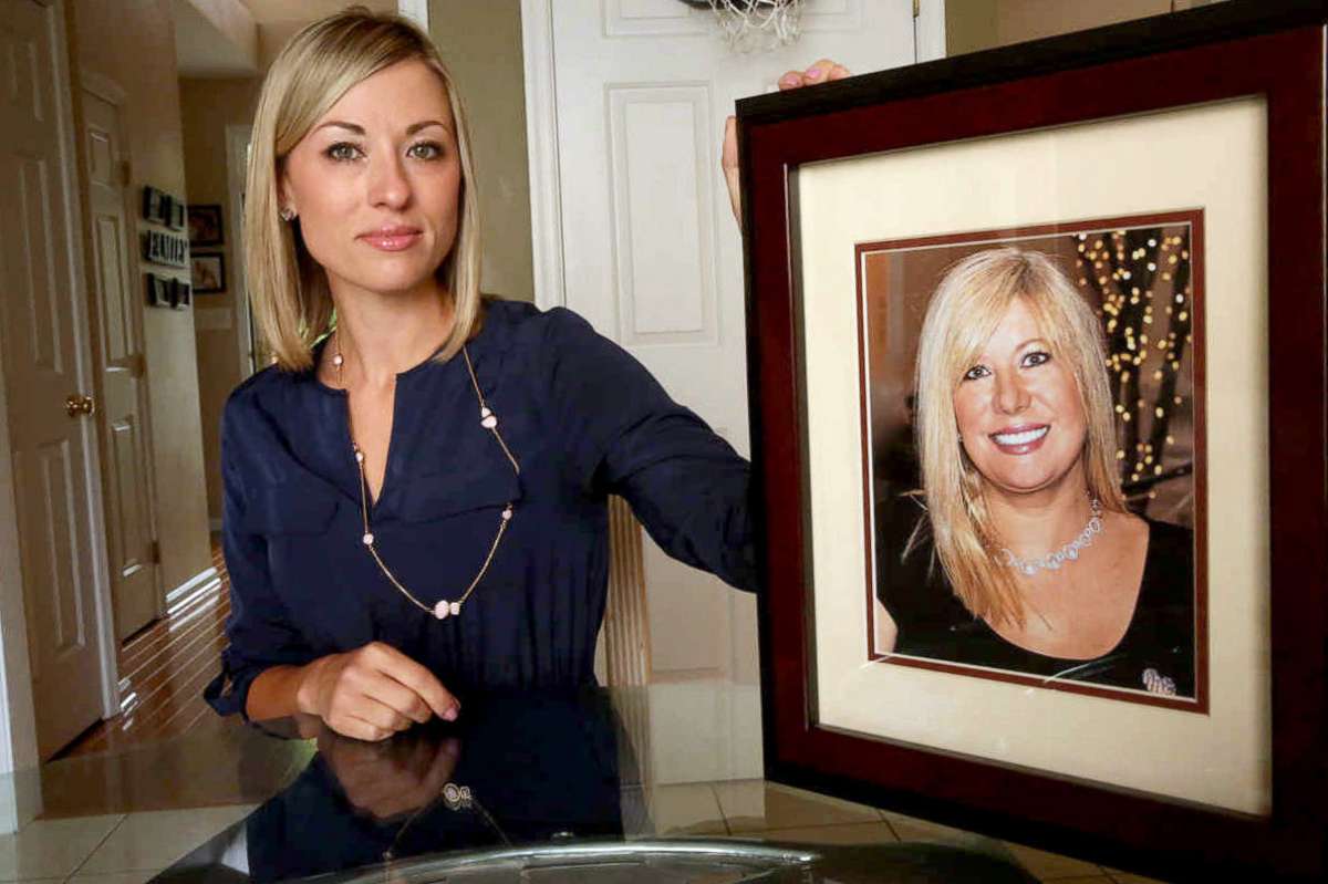 PHOTO: In this May 25, 2016, photo, Kim Pack poses with a photo of her late mother, talk-show host April Kauffman, in Linwood, N.J.