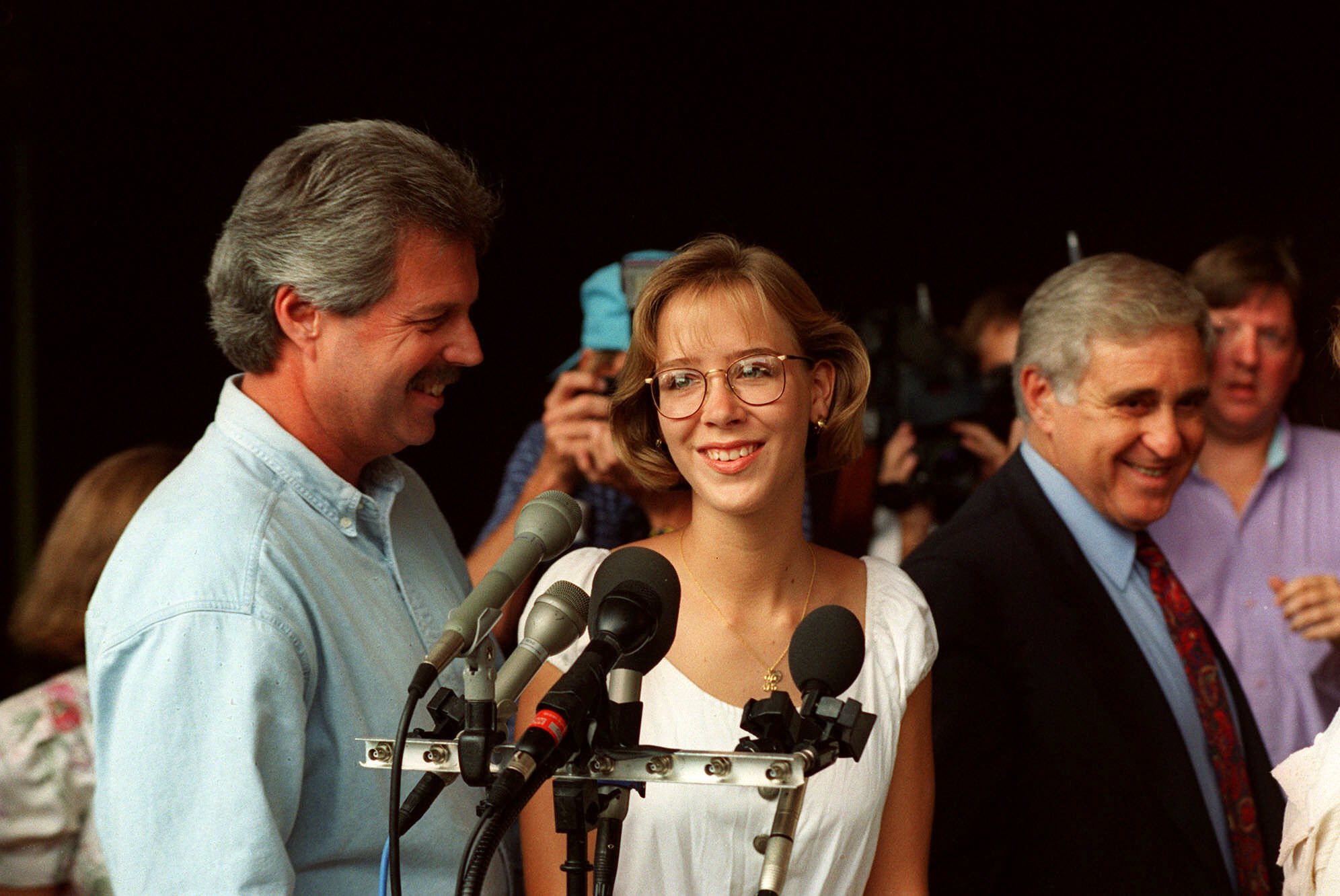PHOTO: Kimberly Mays, center, holds a press conference with Robert Mays by her side Friday, Aug. 20,1993, in Sarasota, Fla.