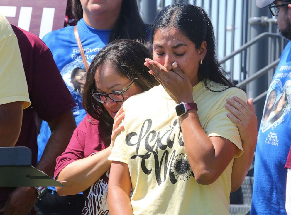 Foto: Kimberly Rubio, ibu dari siswa SD Rapp yang terbunuh Alexandria Anya Rubio, menghibur calon gubernur Texas Peteo O'Rourke selama konferensi pers pada 30 September 2022, di Edinburg, Texas.