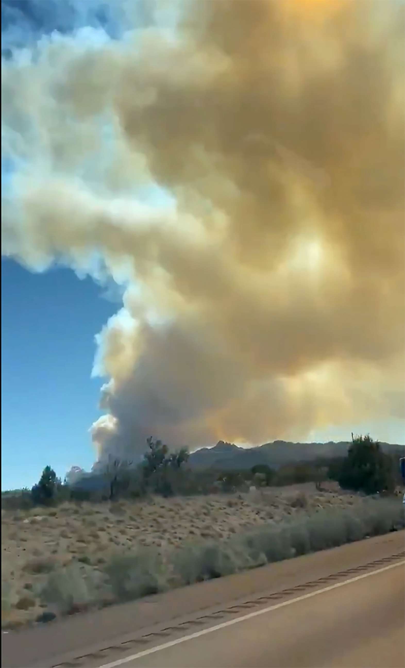 PHOTO: A cloud of smoke rises from the fires burning in Kingman, Ariz., April 25, 2021.