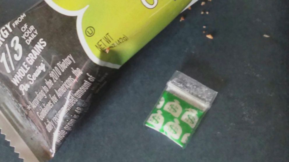 PHOTO: An undated handout photo shows the small bag of cocaine that Cynthia Rodriguez of San Antonio, Texas found inside the packaging of her granola bar in March, 2015.
