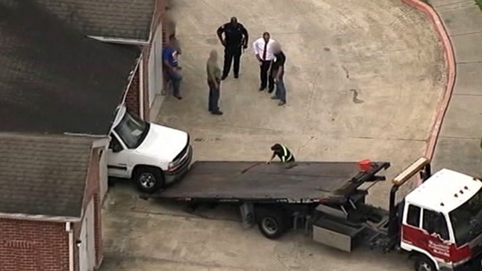 PHOTO: Authorities stand near a car at an apartment complex in north Houston, Texas, following the arrest of a suspect that was allegedly involved in a violent road rage shooting March 20, 2015.