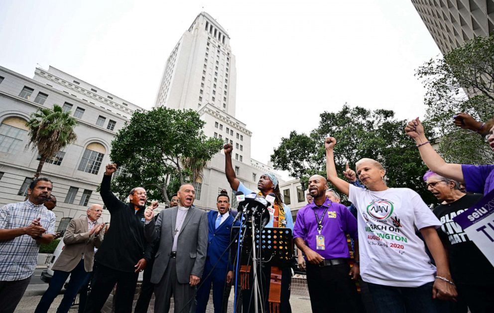 Foto: miembros de la fe, trabajadores, inmigrantes y la comunidad se unen frente al ayuntamiento para denunciar el racismo y exigir cambios el 11 de octubre de 2022 en Los Ángeles, California