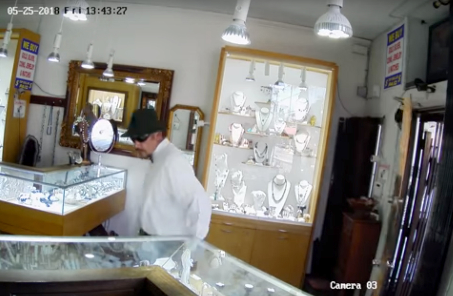 Hammer-wielding men allegedly trying to steal from jewelry store scared ...