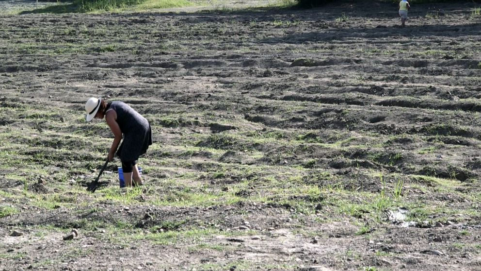 PHOTO: A woman uses a shovel to try and find a diamond in the rough at Crater of Diamonds State Park in Murfreesboro, Ark.