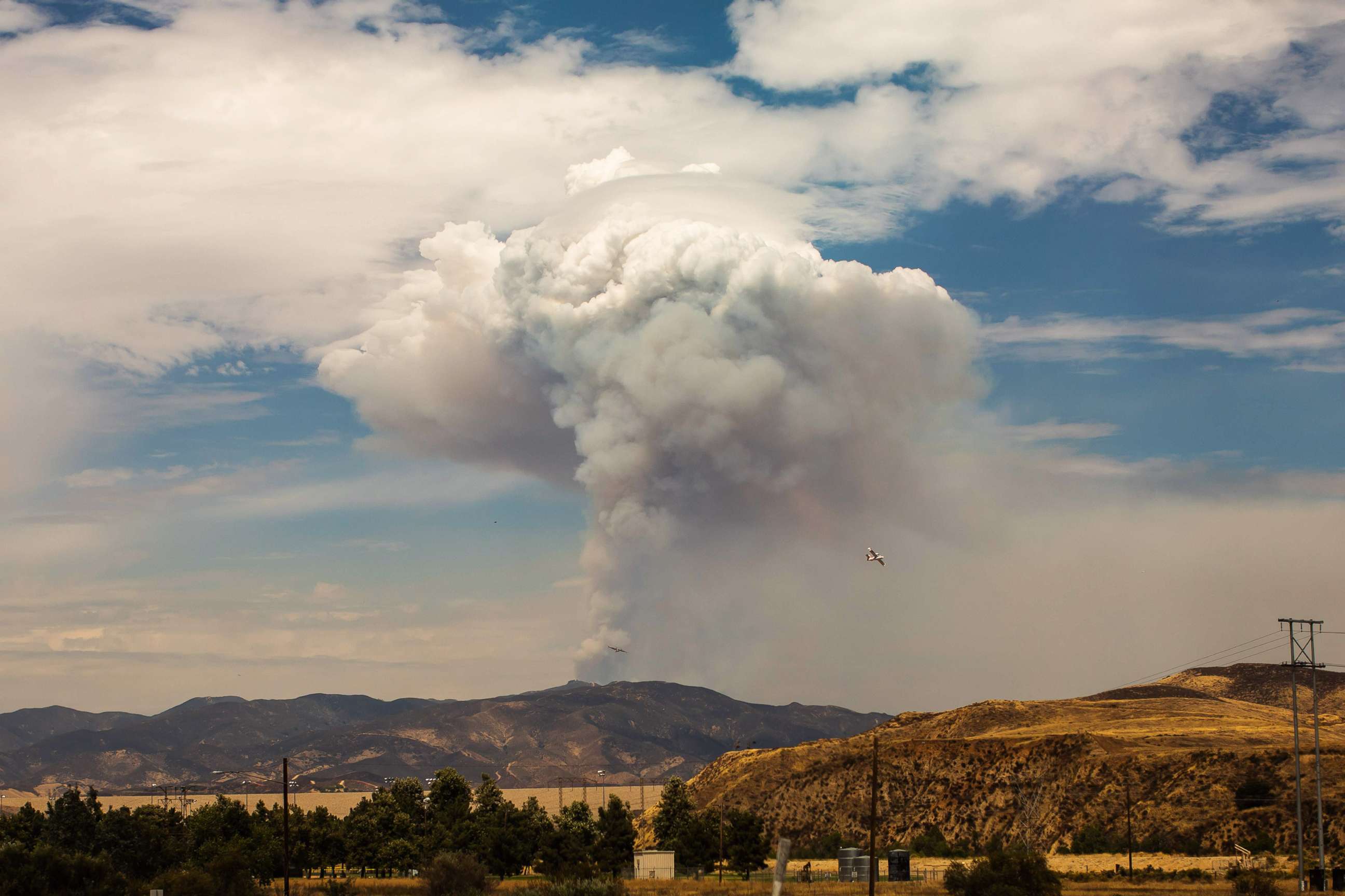 PHOTO: The plume of smoke from the Lake Fire in the Angeles National Forest is seen from Castaic, Calif., Aug. 13, 2020.