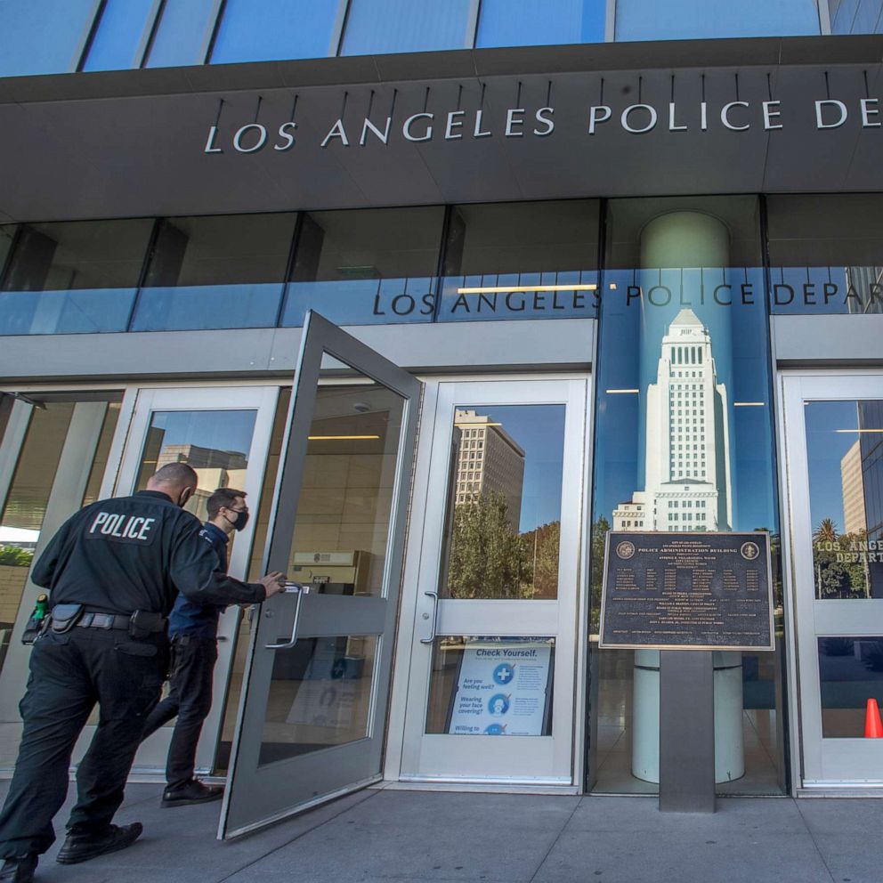 George Floyd Lapd Post : Lapd Chief Makes Peace With ...