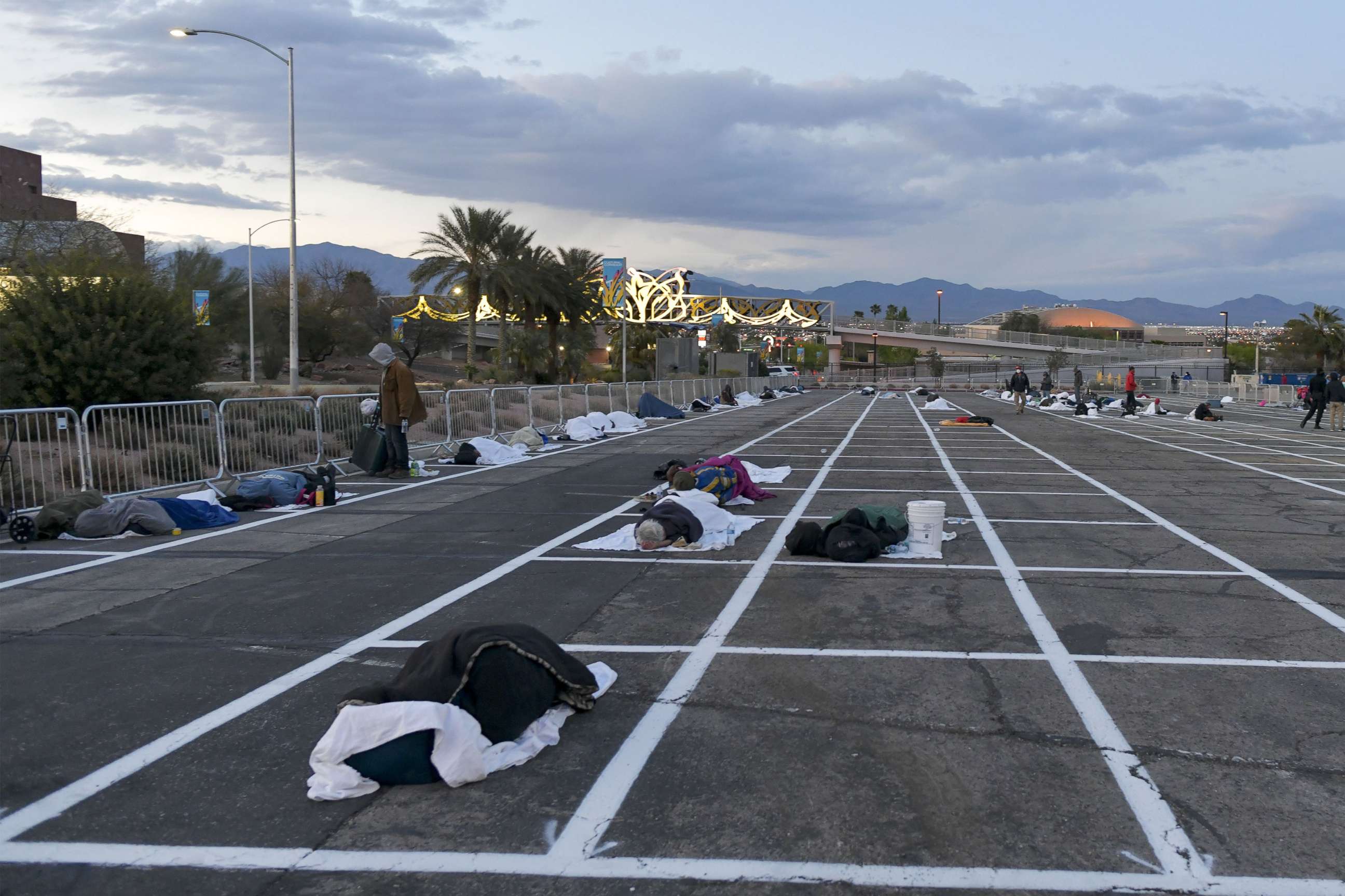 Las Vegas homeless placed in outdoor parking lot as 'temporary shelter' -  ABC News