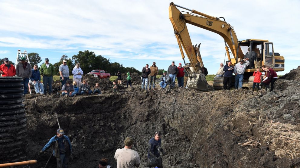 PHOTO: University of Michigan professor Dan Fisher and a team of students work to excavate a woolly mammoth found on a farm in Lima Township, Mich., Oct. 1, 2015.