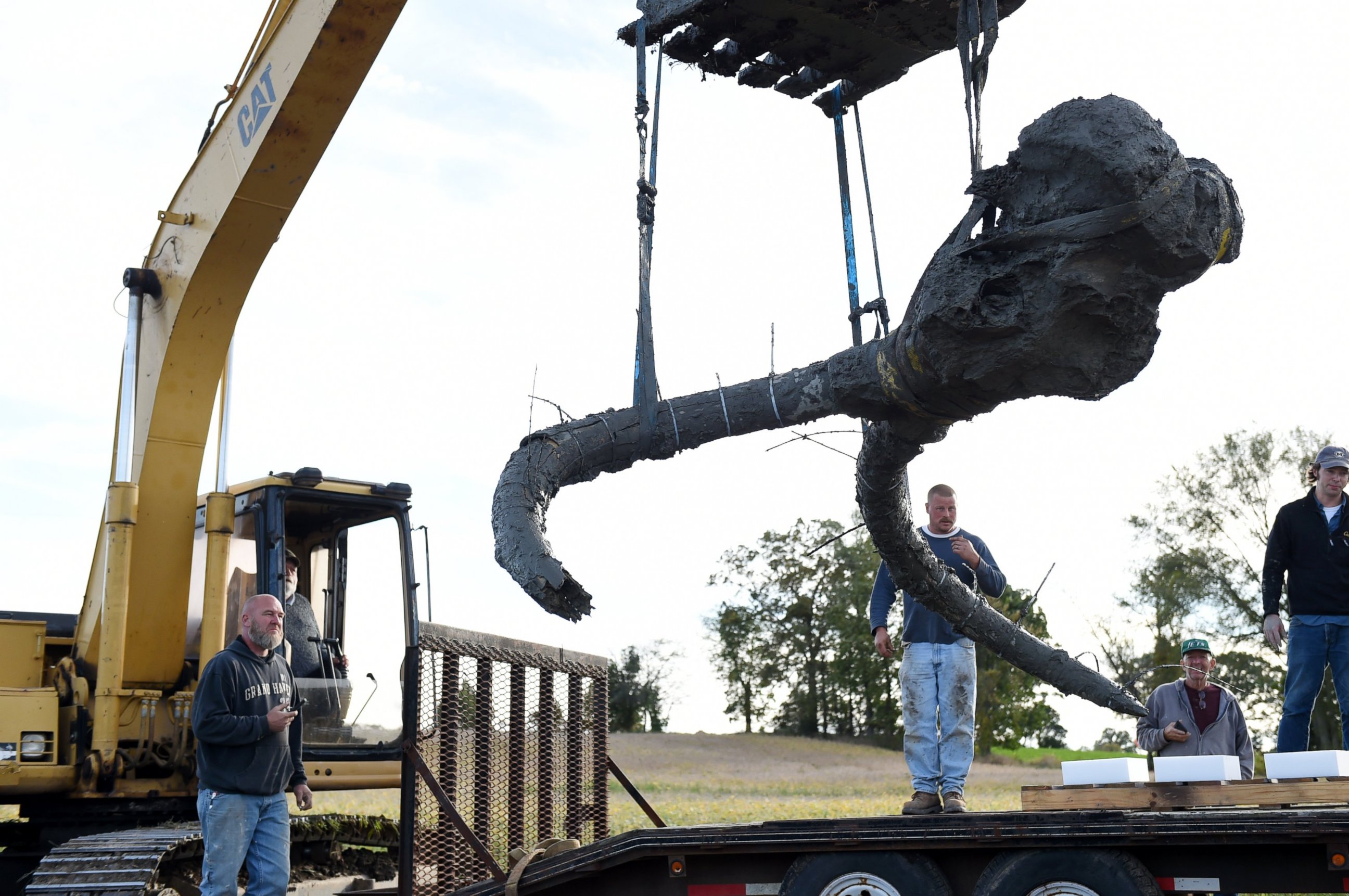 PHOTO: University of Michigan professor Dan Fisher and a team of students work to excavate a woolly mammoth found on a farm in Lima Township, Mich., Oct. 1, 2015.