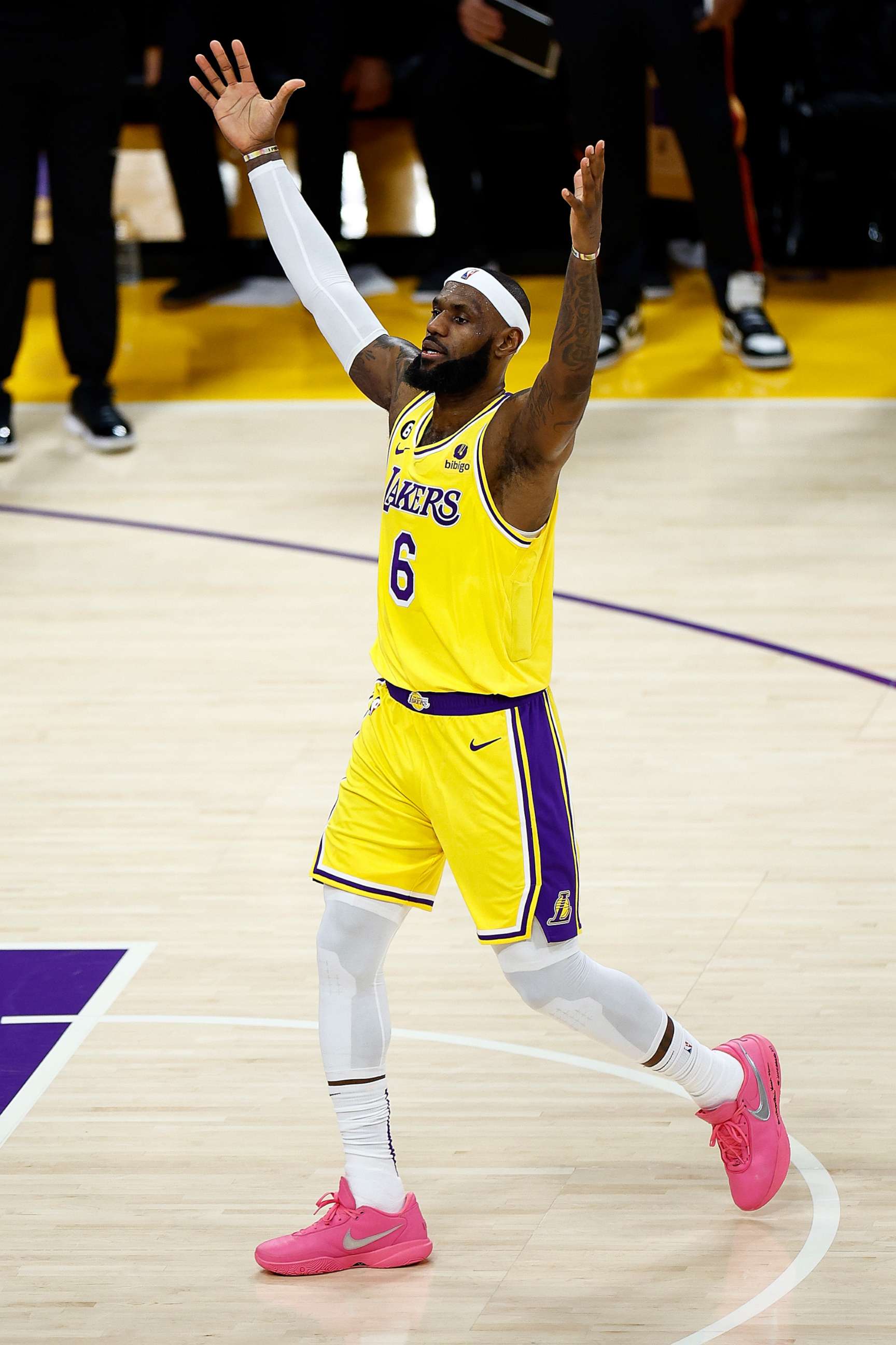 LeBron James breaks the NBA career scoring record, passing Kareem