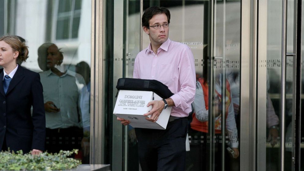 A man carrying a box leaves the Lehman Brothers European Headquarters building in Canary Wharf in east London, on Sept. 15, 2008.PHOTO: 
