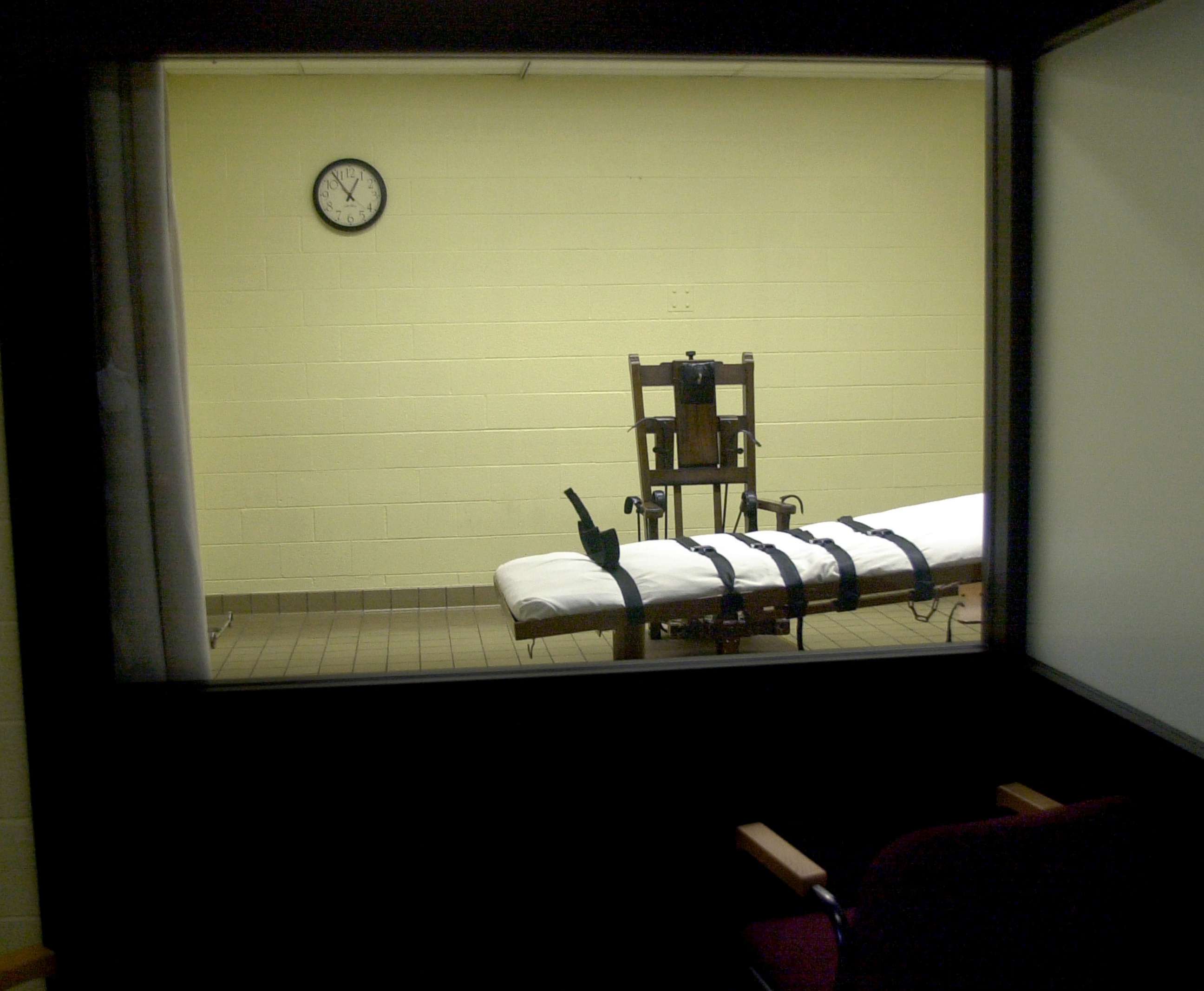 PHOTO: The death chamber is pictured as seen from the witness room at the Southern Ohio Correctional Facility on Aug. 29, 2001 in Lucasville, Ohio. 