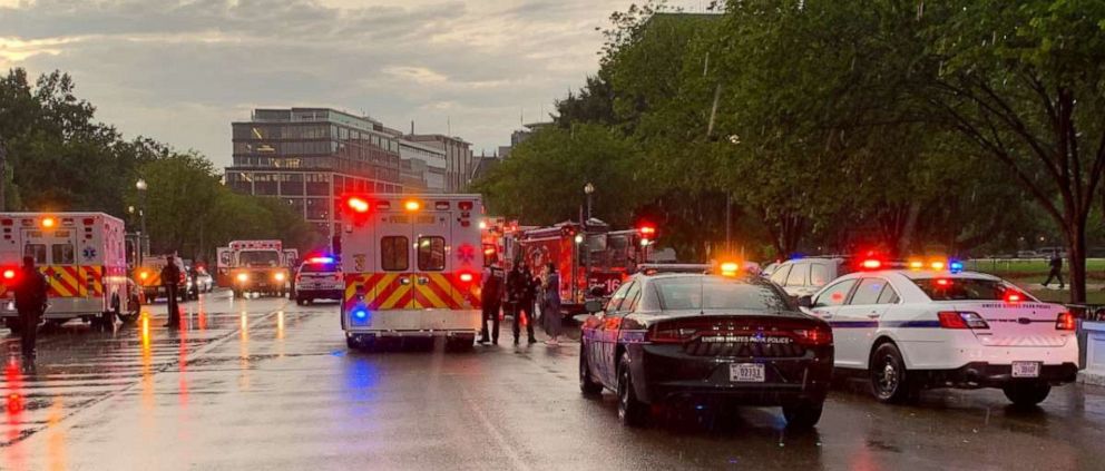 FOTO: En esta foto publicada en la cuenta de Twitter de DC Fire y EMS, los socorristas trabajan en la escena de un rayo en Washington, DC, el 4 de agosto de 2022.