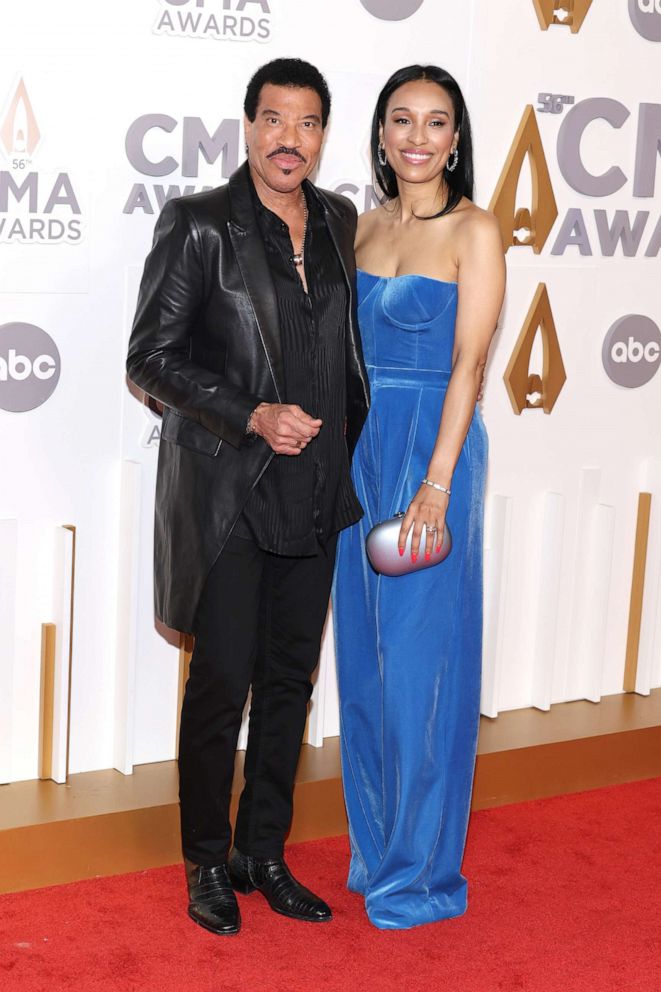 NUOTRAUKA: Lionelis Richie ir Lisa Parigi dalyvauja 56-uosiuose kasmetiniuose CMA apdovanojimuose Bridgestone arenoje, 2022 m. lapkričio 9 d., Nešvilyje, Tene.
