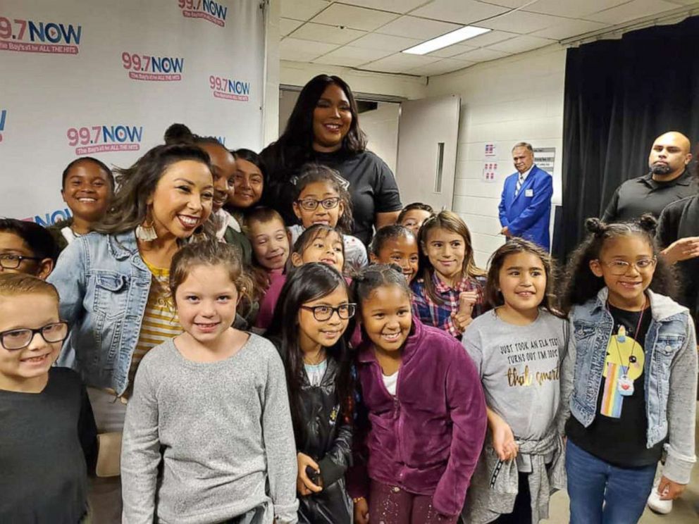 PHOTO: DorothyHoney Mallari and her second grade students at Los Medanos Elementary School in Pittsburg, California pose backstage with music artist Lizzo on December 5, 2019.