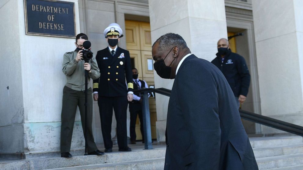 PHOTO: Incoming U.S. Secretary of Defense Lloyd Austin arrives at the Pentagon in Arlington, Va., Jan. 22, 2021.