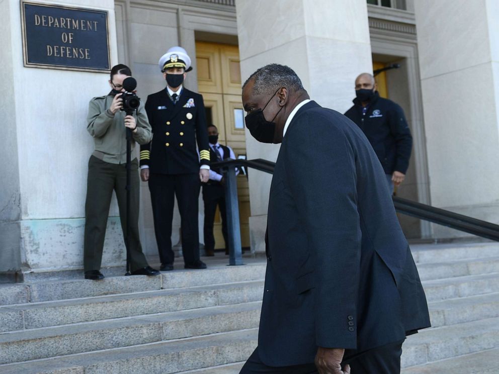 PHOTO: Incoming U.S. Secretary of Defense Lloyd Austin arrives at the Pentagon in Arlington, Va., Jan. 22, 2021.