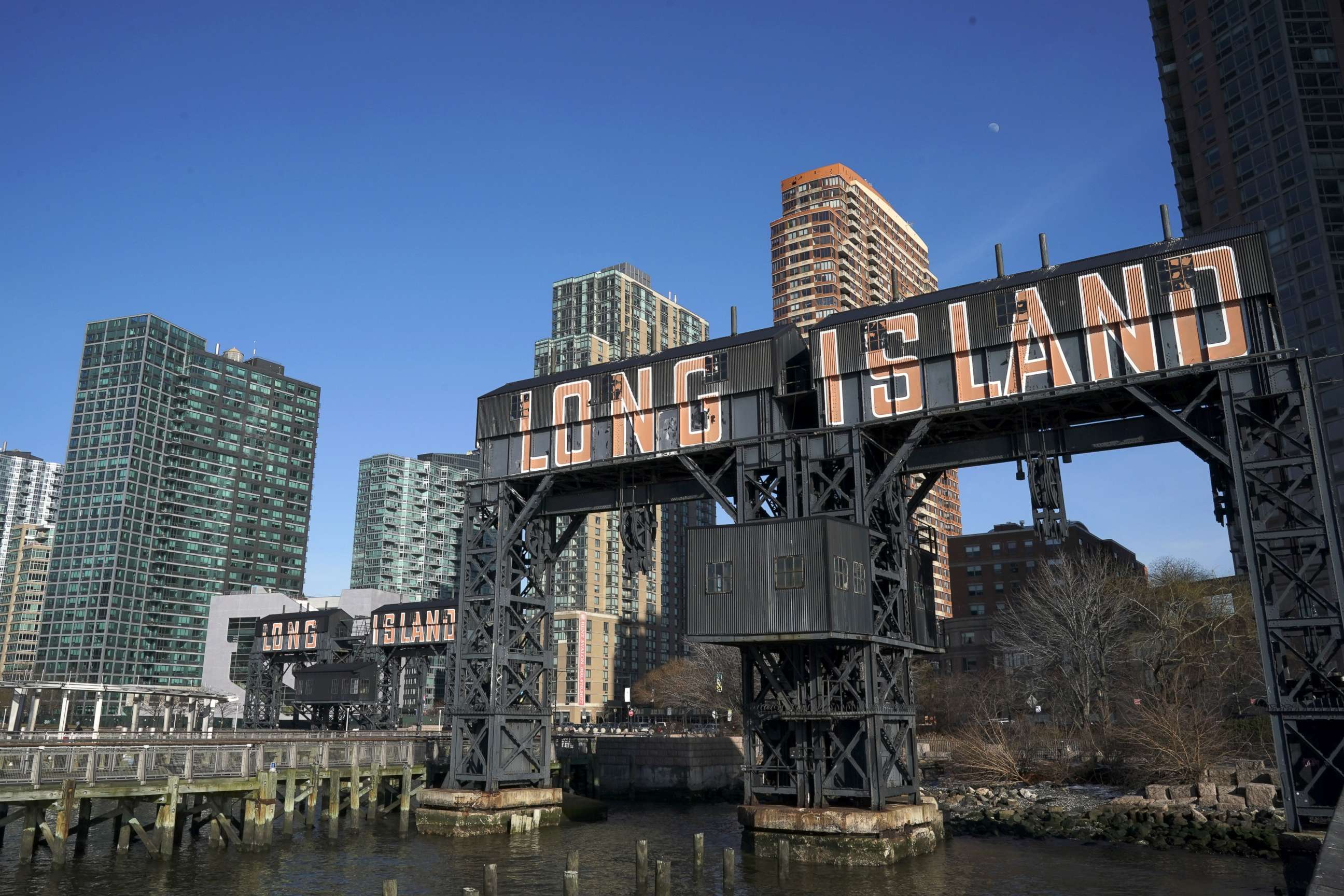 PHOTO: A view of Gantry Plaza State Park along the waterfront in Long Island City, Feb. 14, 2019, in Queens, New York City.