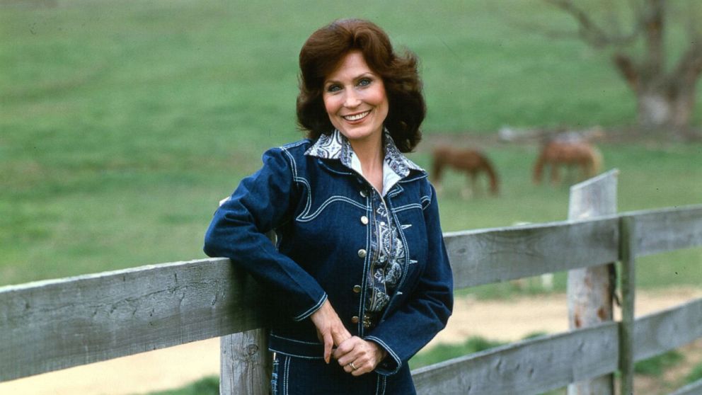 PHOTO: Country singer Loretta Lynn poses for a photo, circa 1972.