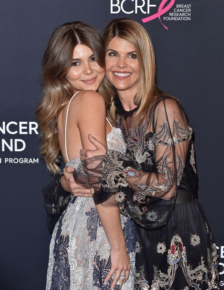  FOTO: La actriz Lori Loughlin y su hija Olivia Jade Giannulli asisten a Womens Cancer Research Funds, una noche inolvidable en el Beverly Wilshire Four Seasons Hotel, el 27 de febrero de 2018, en Beverly Hills, California 