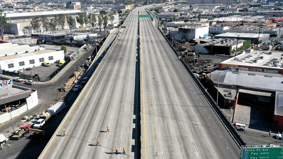 وتقول السلطات إن الطريق السريع I-10 في لوس أنجلوس سيُعاد فتحه يوم الاثنين مع استمرار البحث عن شخص مهتم بالحريق.