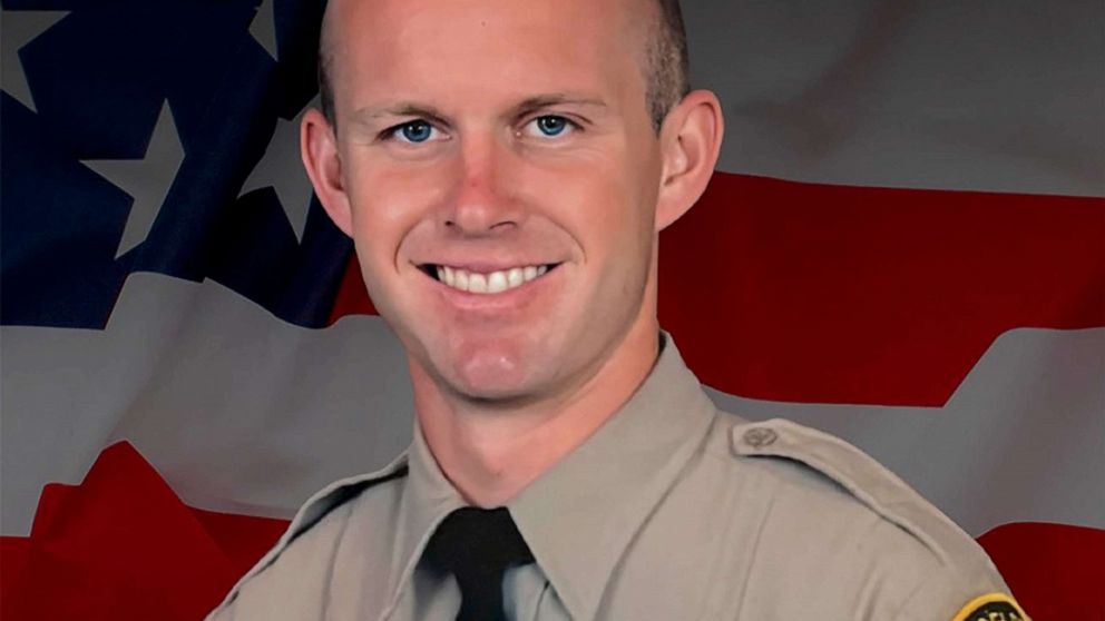 Um vice do xerife de Los Angeles foi baleado e morto em um veículo de patrulha, disse o escritório