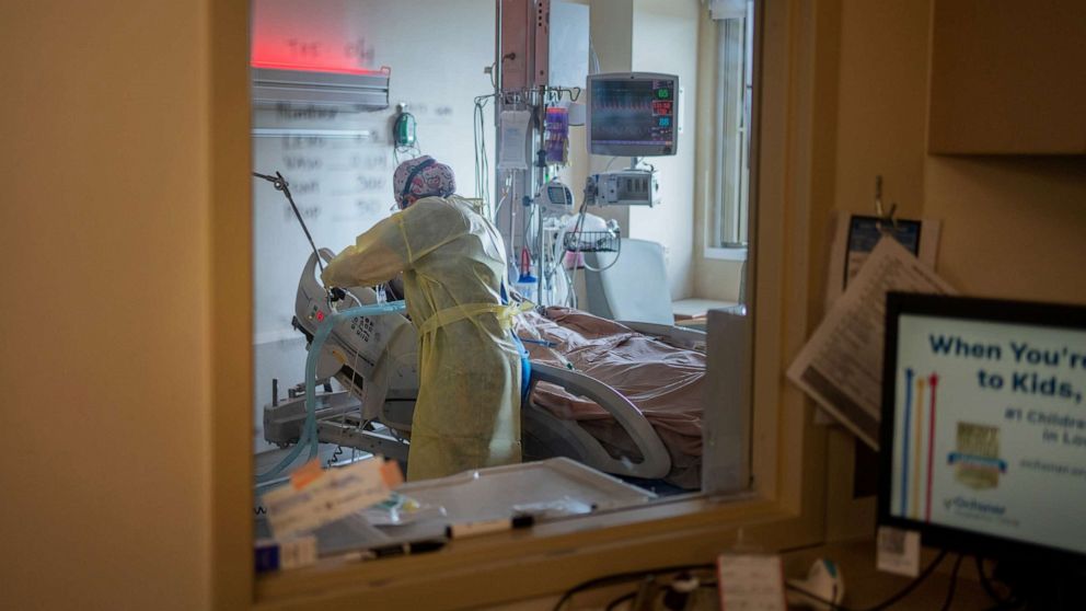 PHOTO: Medical staff treats a patient for COVID-19 at the Ochsner Medical Center in Jefferson Parish, La., Aug. 10, 2021.