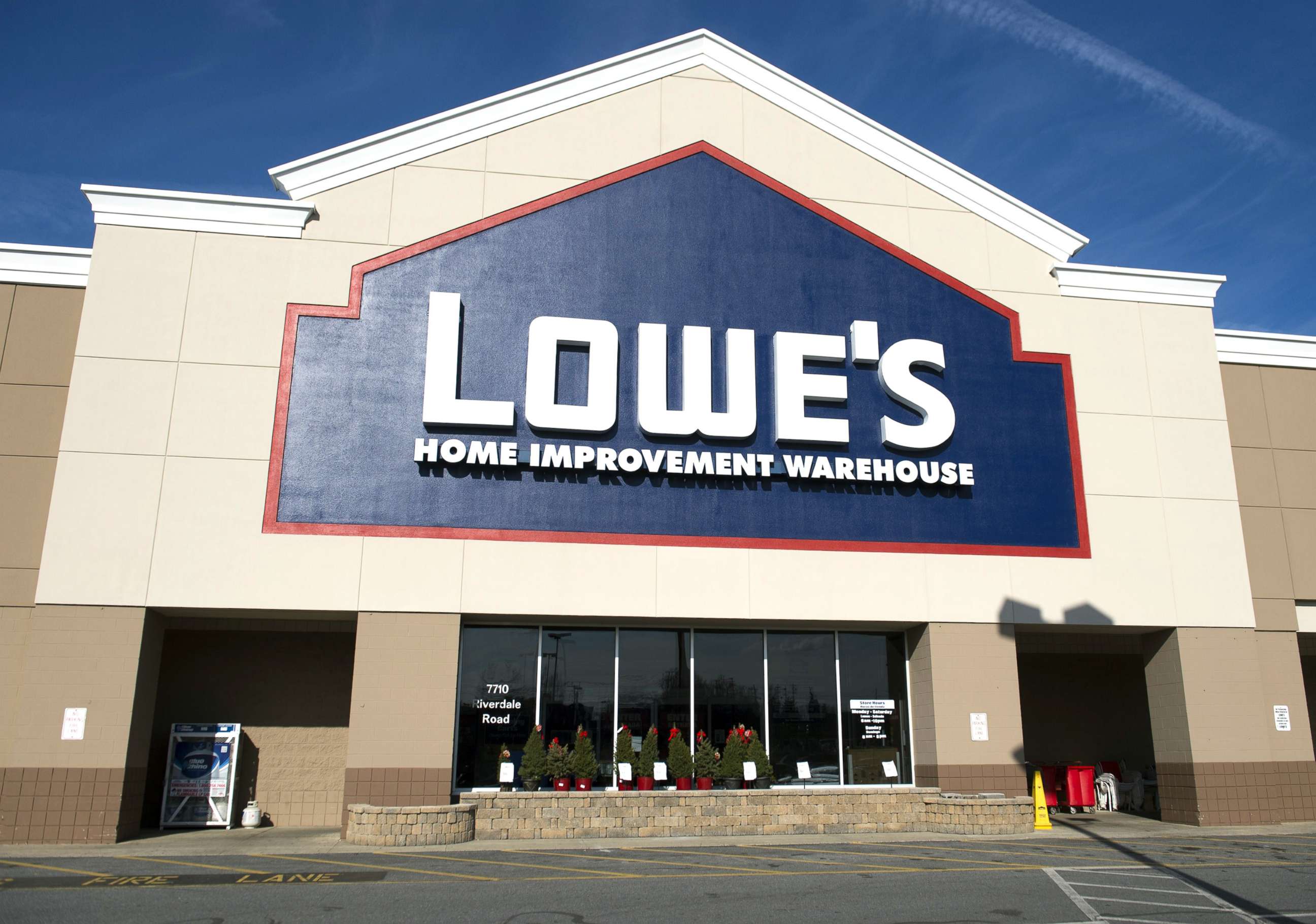 PHOTO: A Lowe's hardware store is seen in New Carrollton, Md, Dec. 31, 2014.