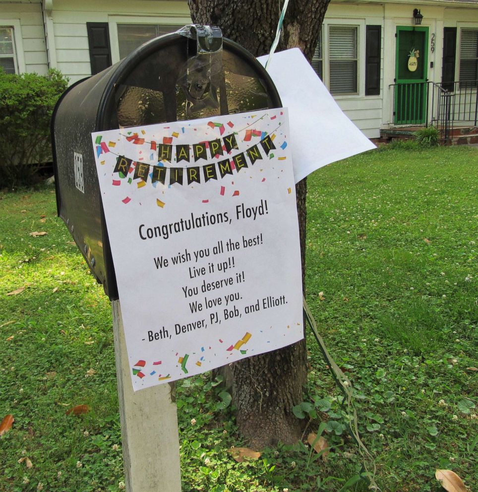 PHOTO: Signs, streamers and balloon's adorned the mailboxes of Floyd Martin's route in Marietta, Ga., on his last day on the job.