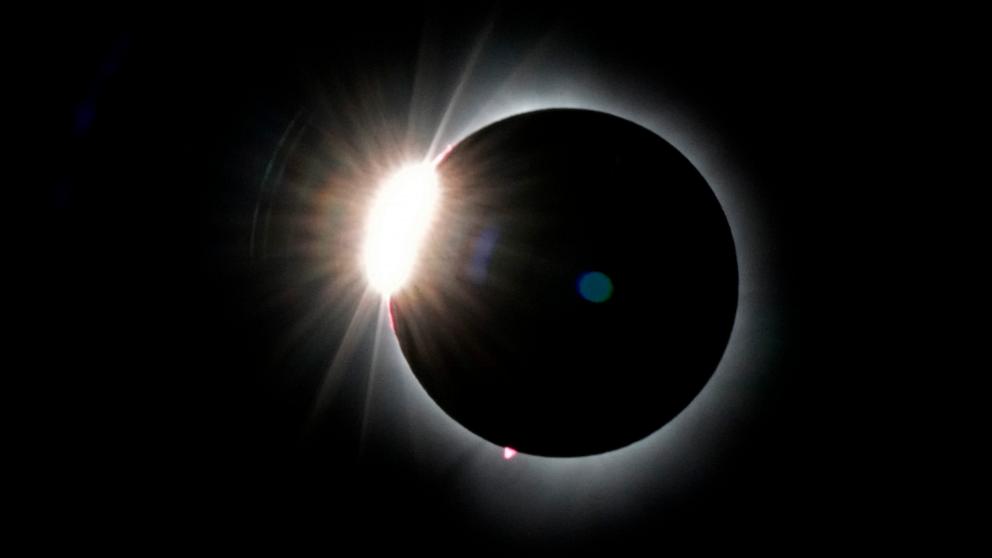 Photographer Stan Honda shared his best tips for taking pictures of the total solar eclipse on April 8, either with a camera or a smartphone.